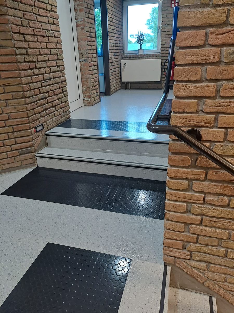 Gereinigte Steintreppe an einem Eingangsbereich