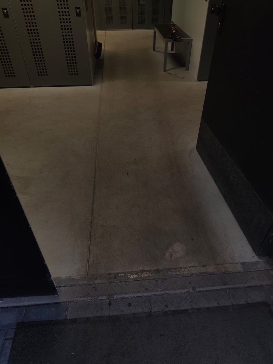 Gereinigter Umkleidebereich eines Fitnessstudios