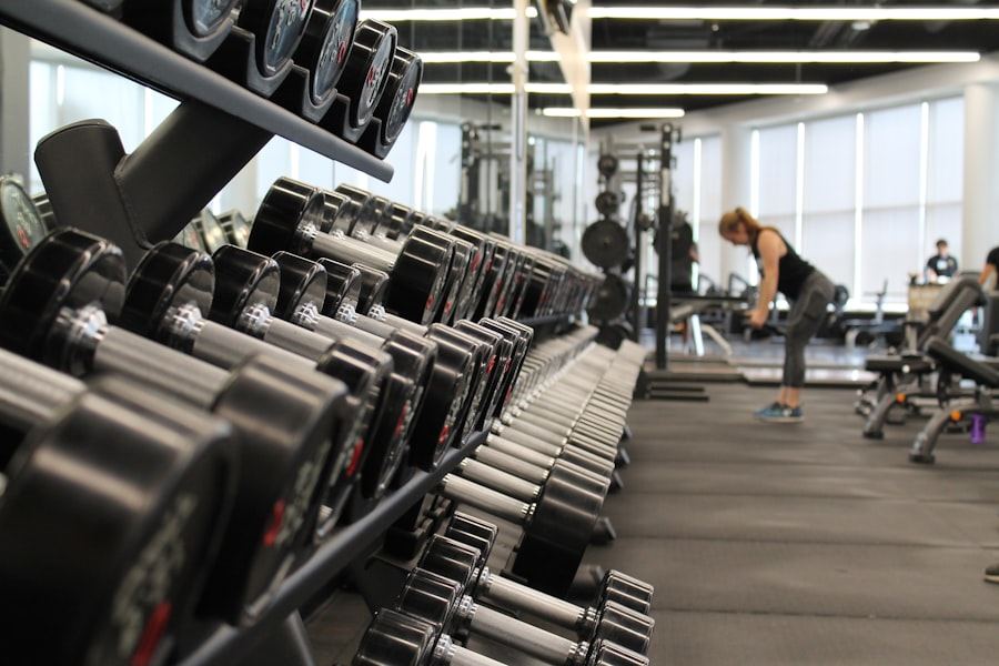 Sauberer Trainingsbereich eines Fitnessstudios