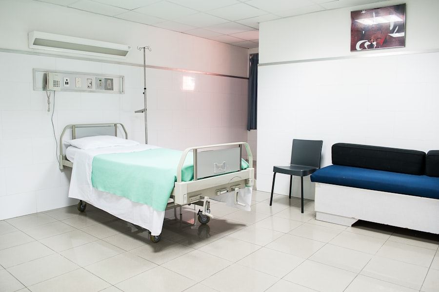 Helles, sauberes Zimmer in einer Pflegeeinrichtung